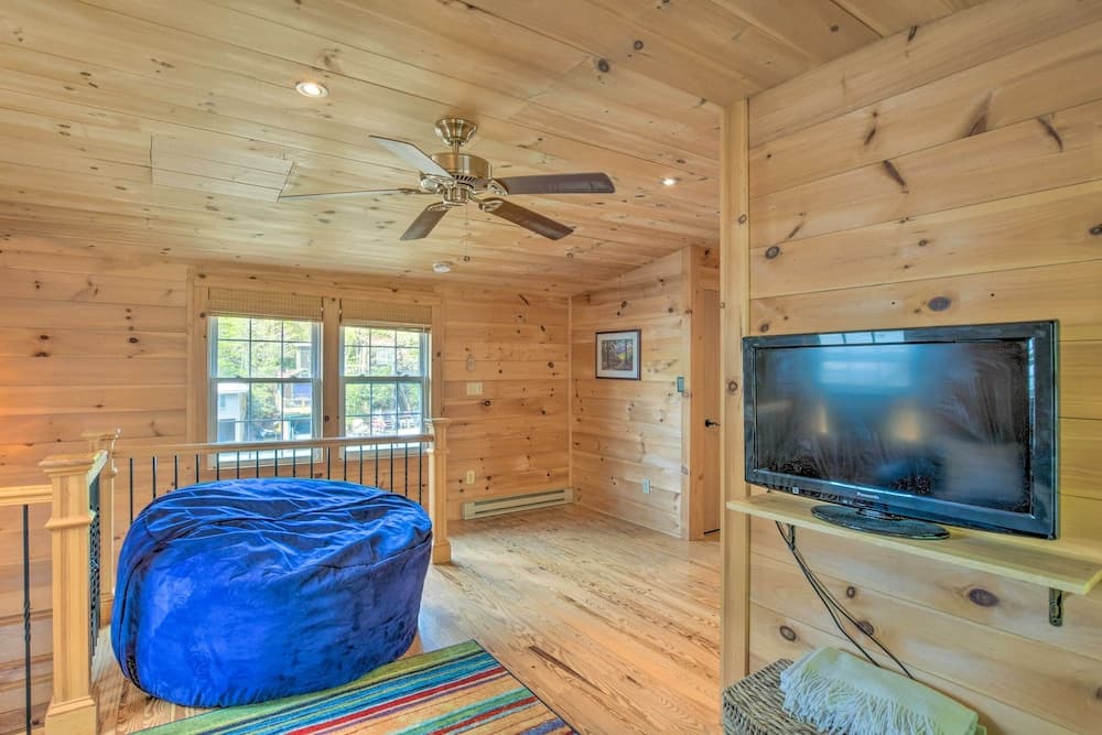 Screened Porch & Grill: Waterfront Landrum Cottage