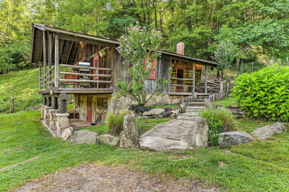 Cozy Mama Bear Studio w/ Mountain Views!