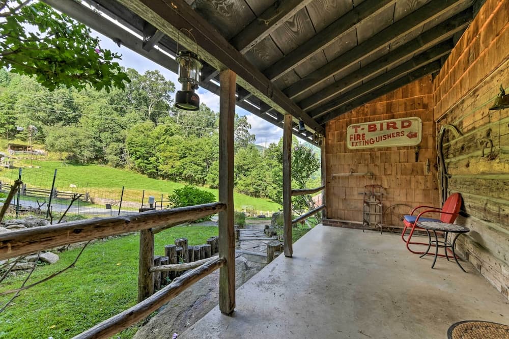 Cozy Mama Bear Studio w/ Mountain Views!