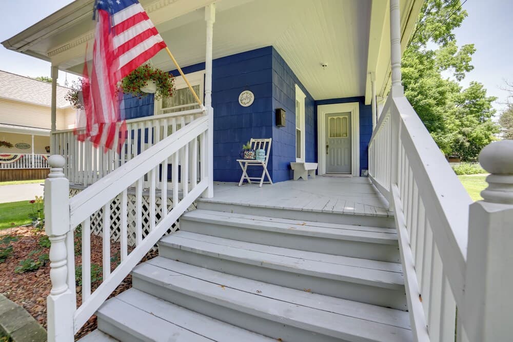 Fire Pit, BBQ & Yard: Family Home in Adrian