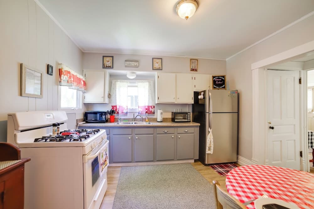 Fire Pit, BBQ & Yard: Family Home in Adrian