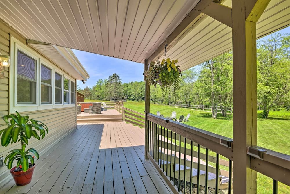 Cozy Poconos Cottage w/ Hot Tub Near Lake Harmony!