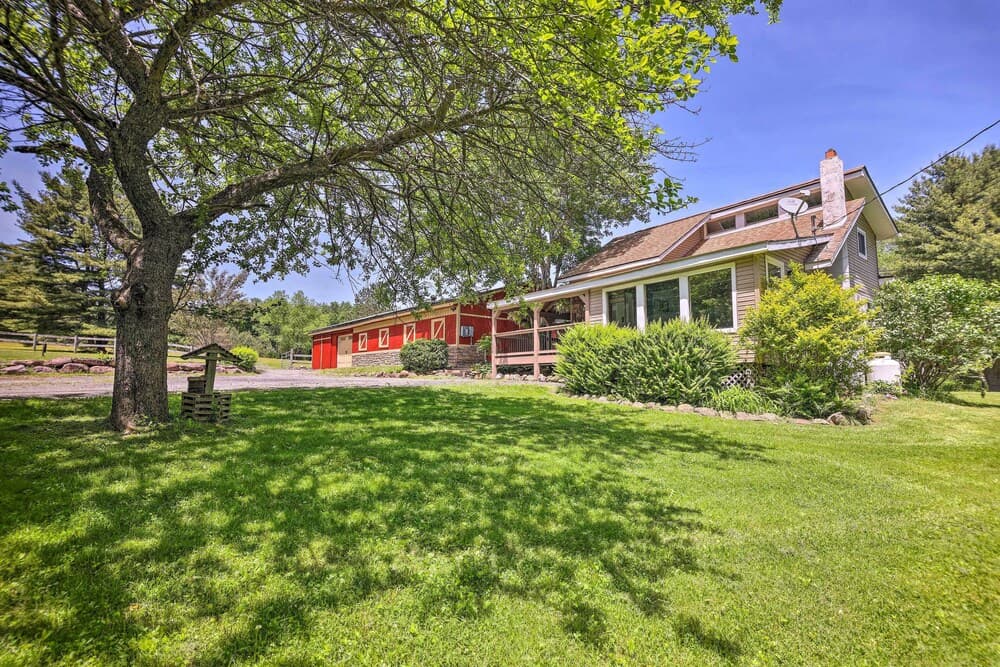Cozy Poconos Cottage w/ Hot Tub Near Lake Harmony!