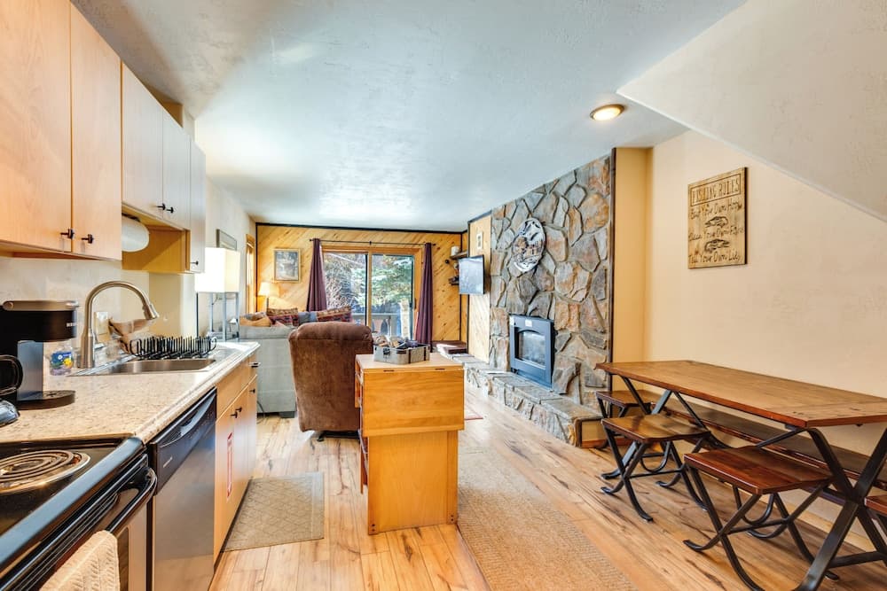 Waterfront Red River Haven: Walk to Ski Lift!