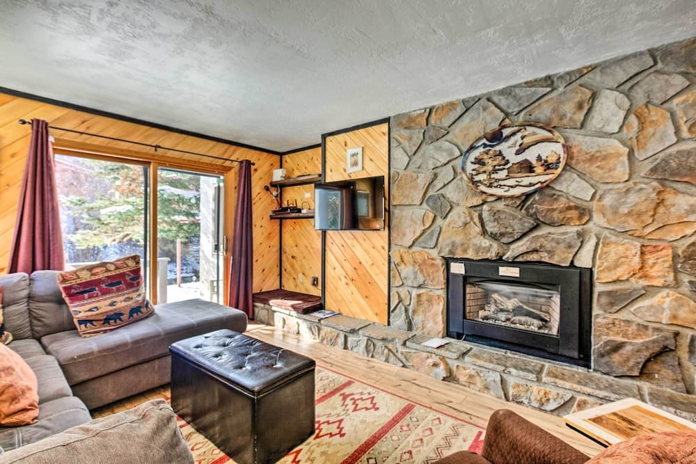 Waterfront Red River Haven: Walk to Ski Lift!