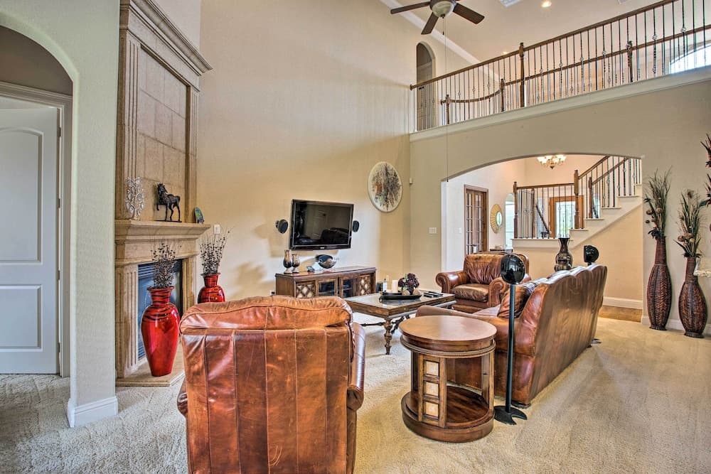 4 Mi to Grapevine Lake: Texas Home w/ Media Room