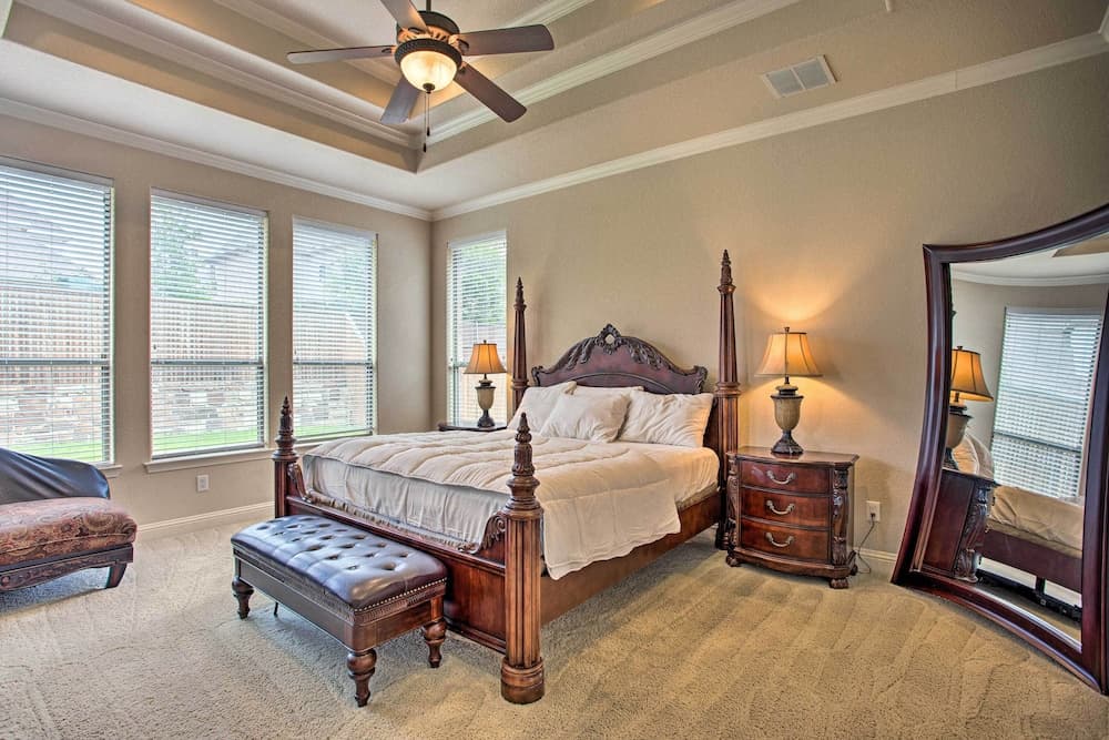 4 Mi to Grapevine Lake: Texas Home w/ Media Room