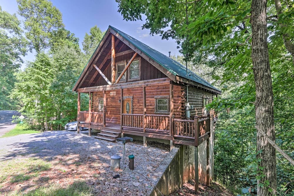 'sky Harbor' Sevierville Cabin w/ Hot Tub & Deck!