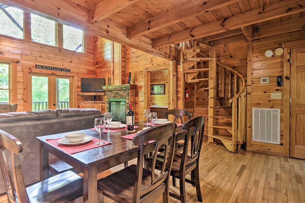 'sky Harbor' Sevierville Cabin w/ Hot Tub & Deck!