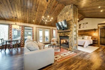 Peaceful Broken Bow Cabin w/ Hot Tub & Fire Pit