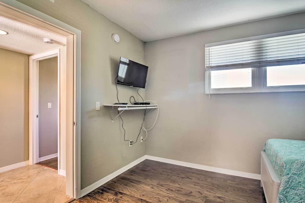 Coastal Clearwater Condo: Half Mile to Beach!