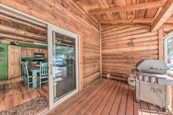 Charming Alto Cabin on 2 Acres w/ Large Porch