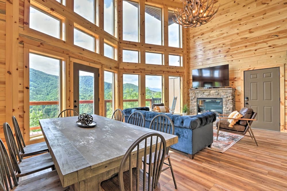 Mountain Dew Cabin w/ Hot Tub & Scenic Views!