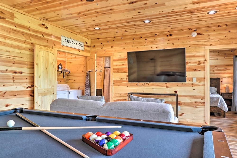 Mountain Dew Cabin w/ Hot Tub & Scenic Views!