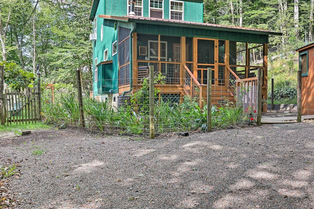 Private Lansing Oasis, 8 Miles to Creeper Trail!