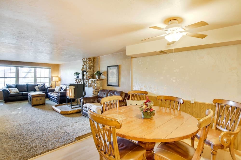 Main Street Townhome - 12 Miles to Bear Lake!