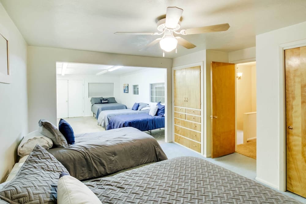 Main Street Townhome - 12 Miles to Bear Lake!