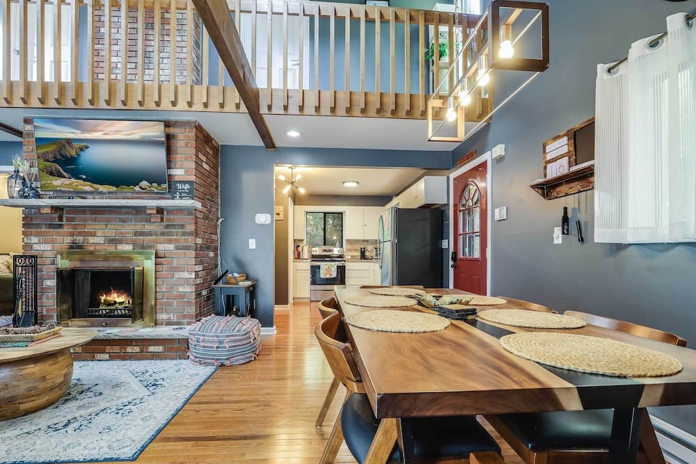 Hot Tub, Fire Pit & Barrel Sauna: Poconos Abode