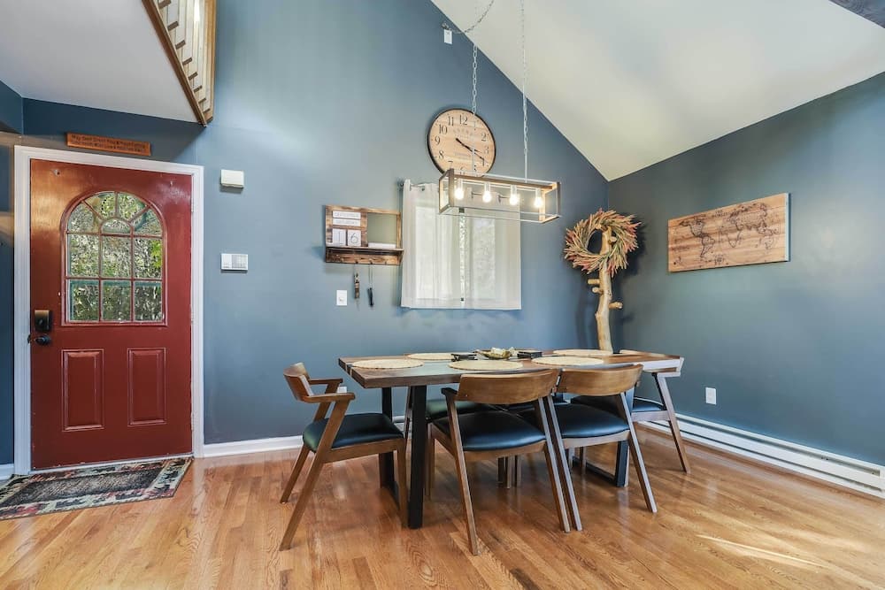 Hot Tub, Fire Pit & Barrel Sauna: Poconos Abode