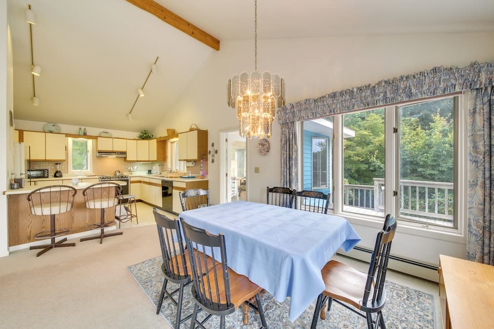 Charming Retreat w/ Deck ~ 4 Mi From Casco Bay!