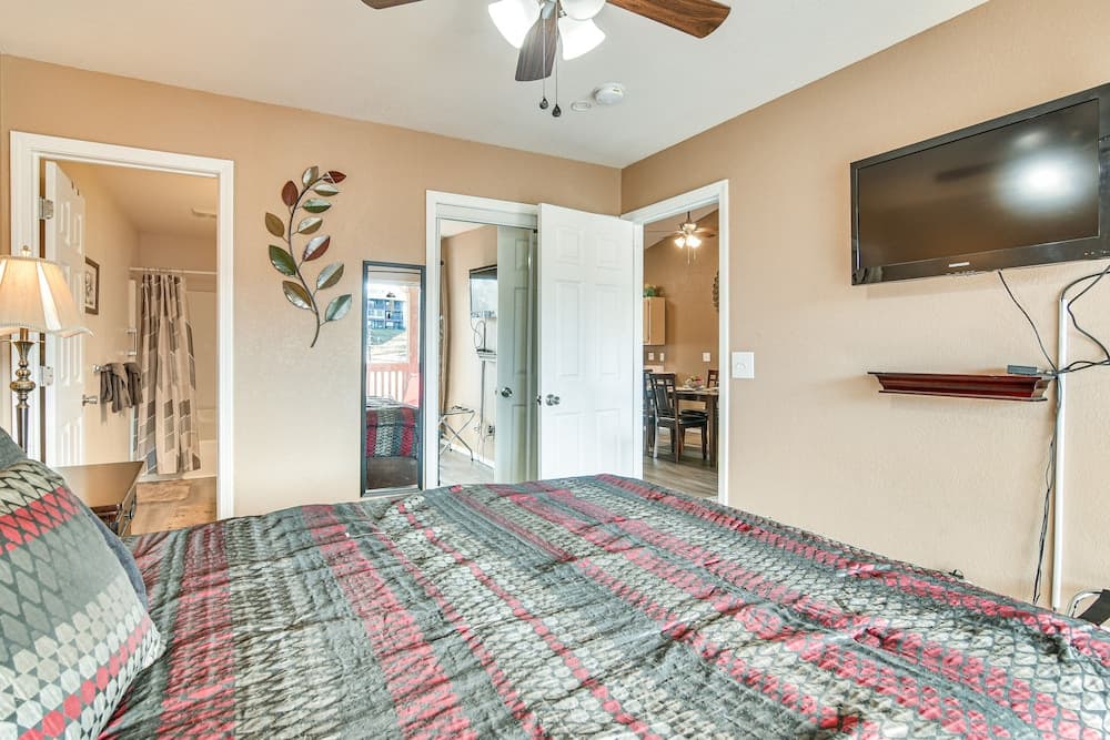 Stunning Table Rock Lake Condo Near Branson Strip!