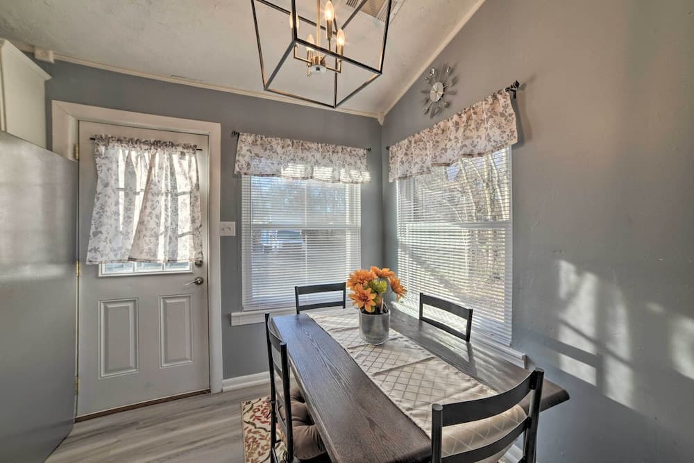 1/2 Mi to Fort Campbell: 'state Line Retreat'