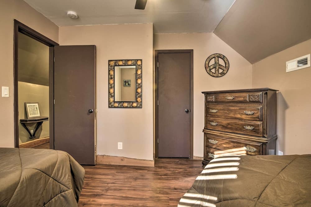 Dock + Boat Slip: Stylish Cabin on Leesville Lake