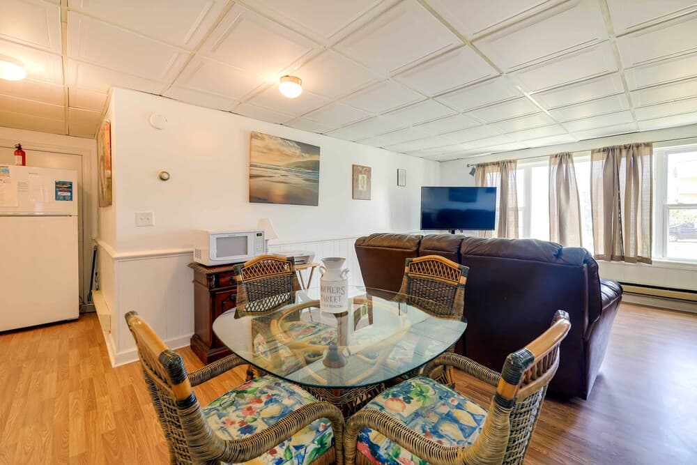 1 Ocean Fun:' Emerald Isle Apt, Steps to Beaches!