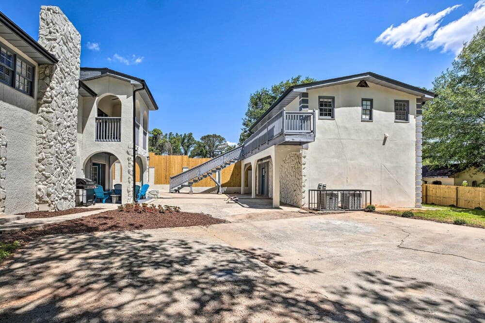 Cozy Couple's Cottage ~ 5 Miles to Downtown!