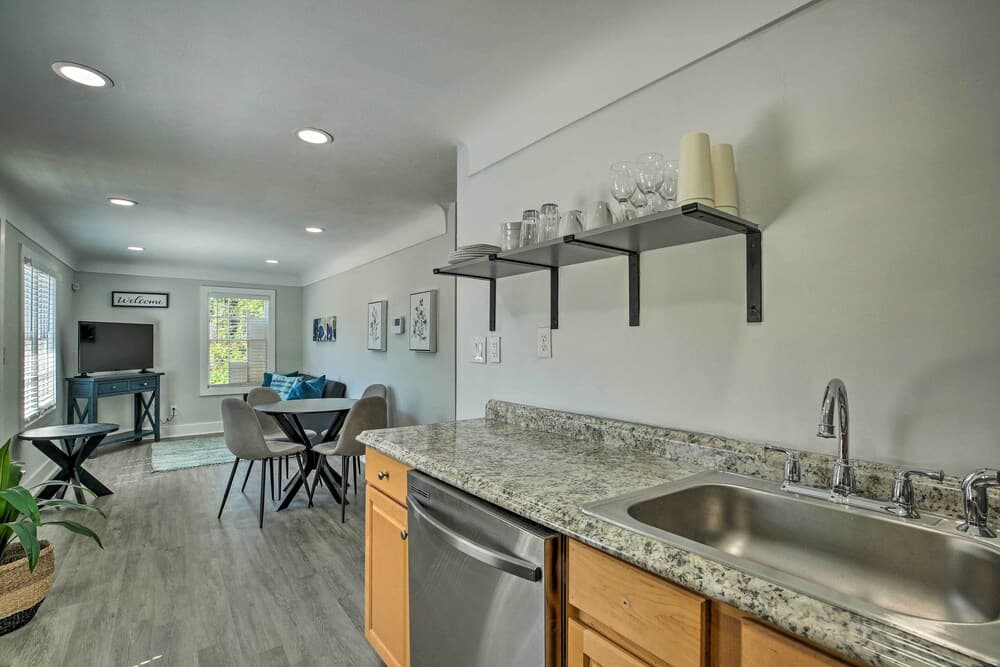 Cozy Couple's Cottage ~ 5 Miles to Downtown!