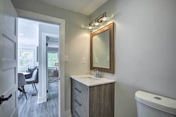 Cozy Couple's Cottage ~ 5 Miles to Downtown!