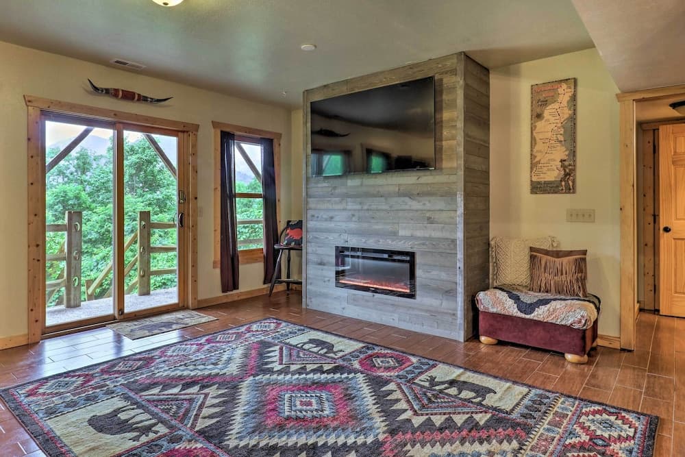 Cozy Whittier Retreat w/ Porch & Mtn Views!