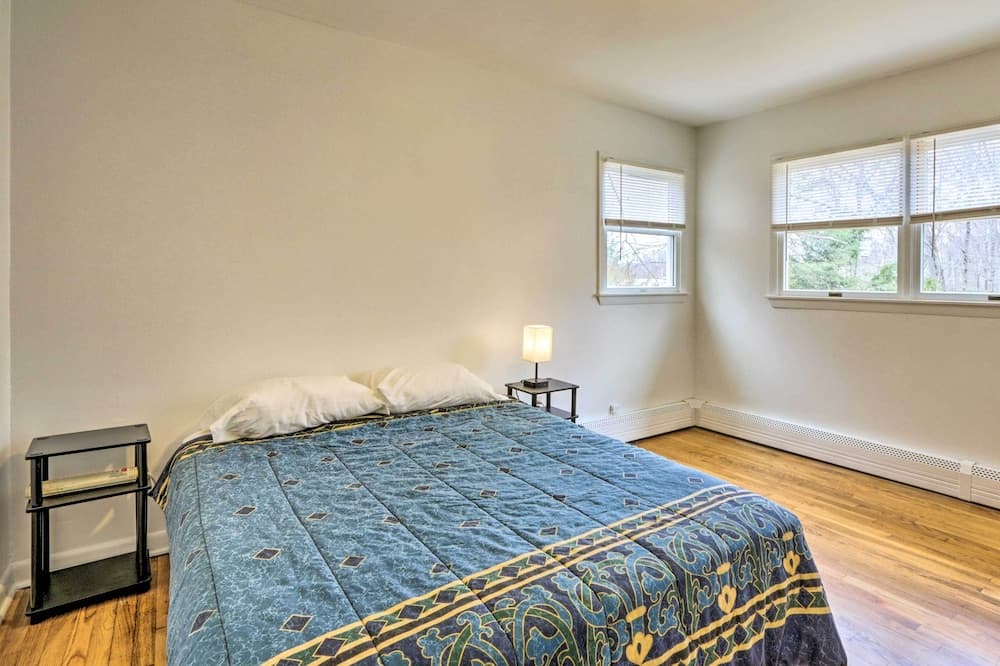 Quaint Hamden Home: 7 Mi to Yale University!