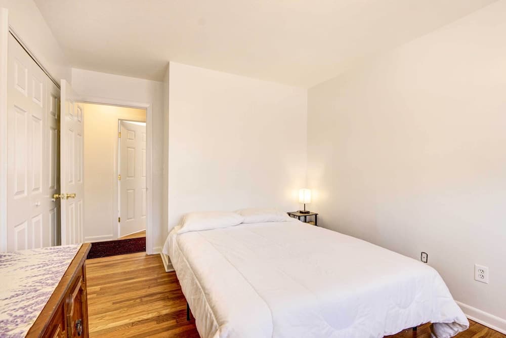 Quaint Hamden Home: 7 Mi to Yale University!