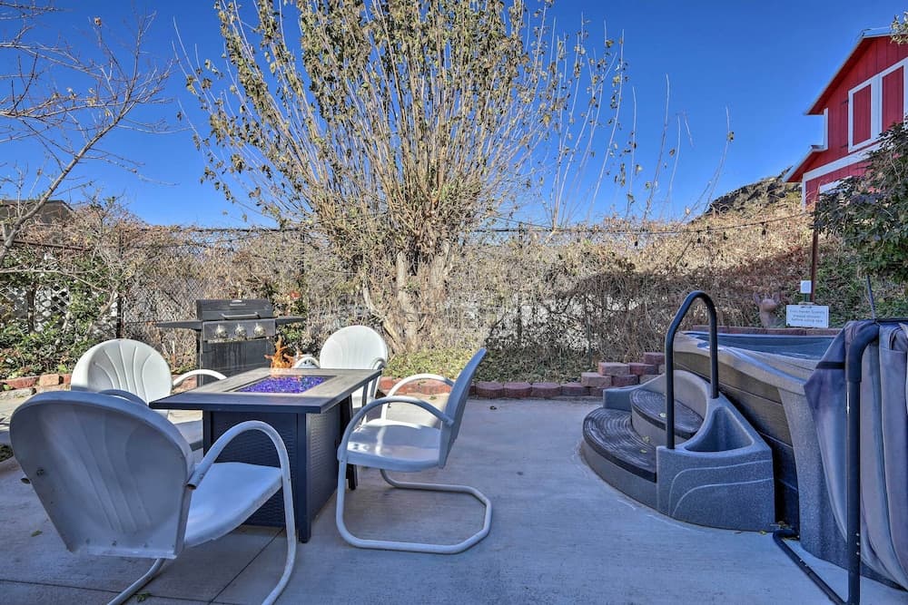 On-site Trails! Hot Tub Hideaway in Zion Area