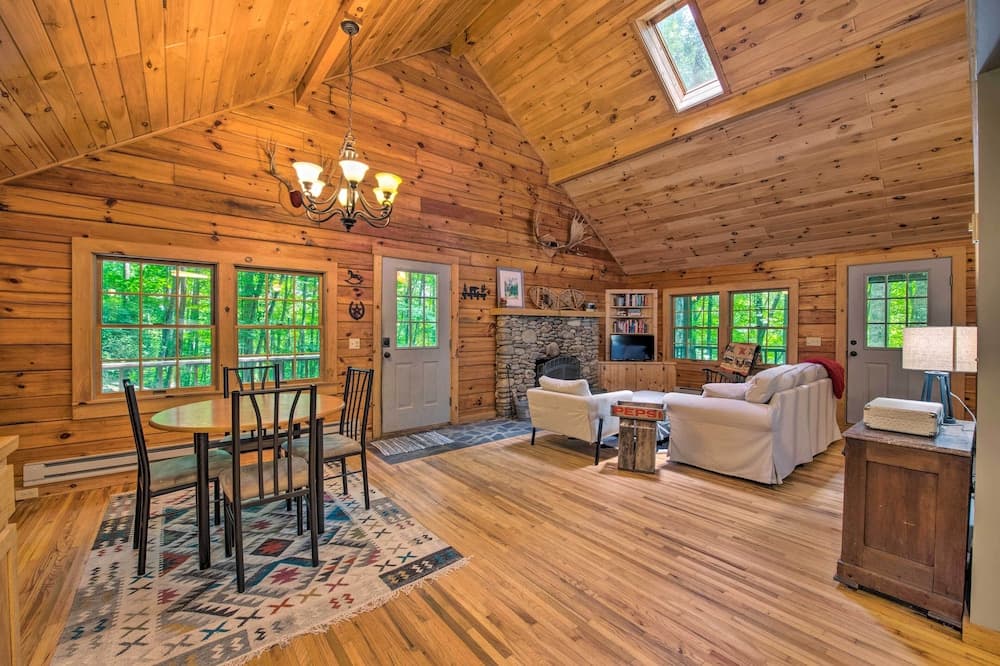 Secluded Waynesville Cabin ~ 13 Mi to Skiing!