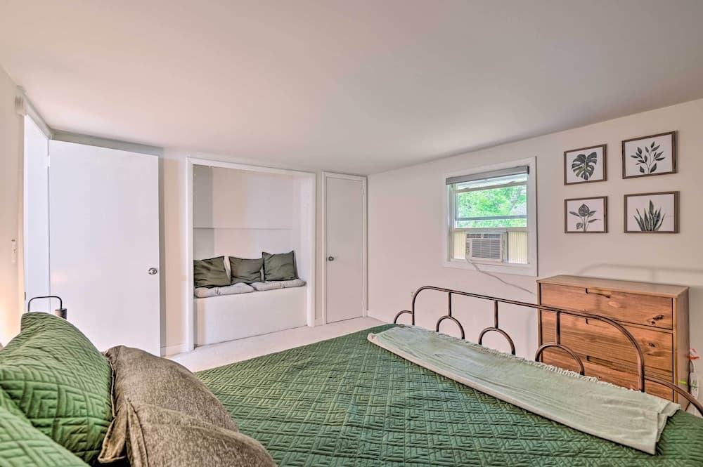 Austerlitz Home w/ Updated Interior + Porch!