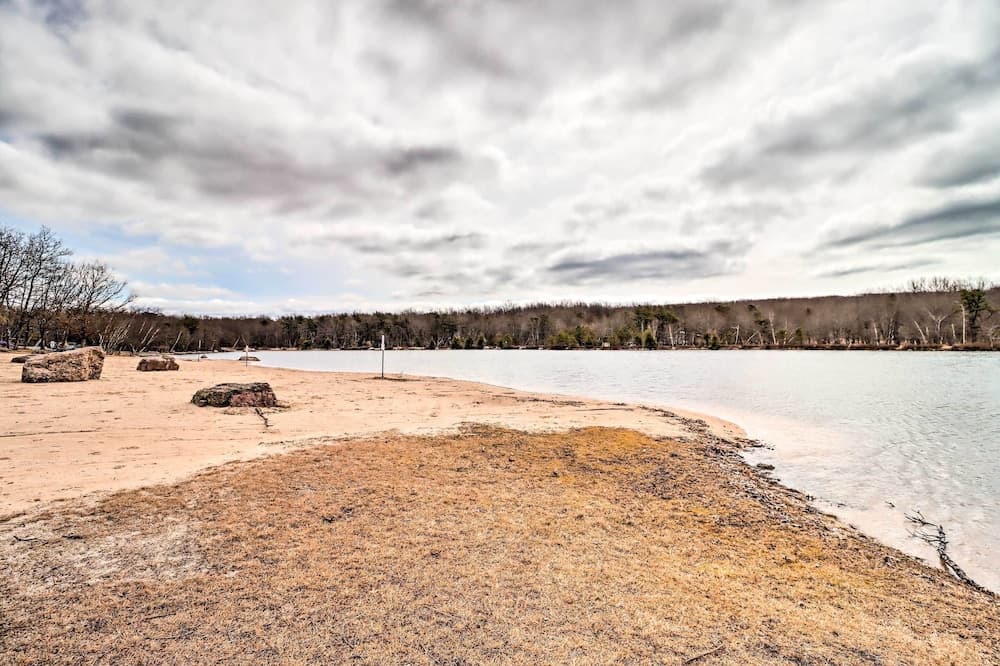 Albrightsville Home w/ Deck & Private Hot Tub