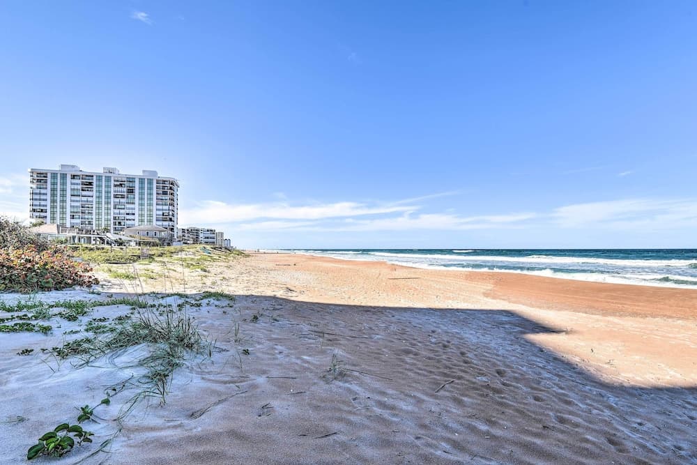 Luxe Oceanfront Condo w/ Pool, Beach Access + Gear