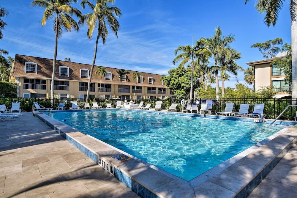 Updated Dtwn Naples Condo: Across From Beach!