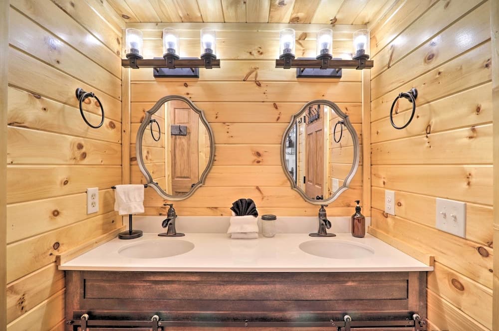 Blue Ridge Bungalow Cabin w/ Hot Tub & Deck