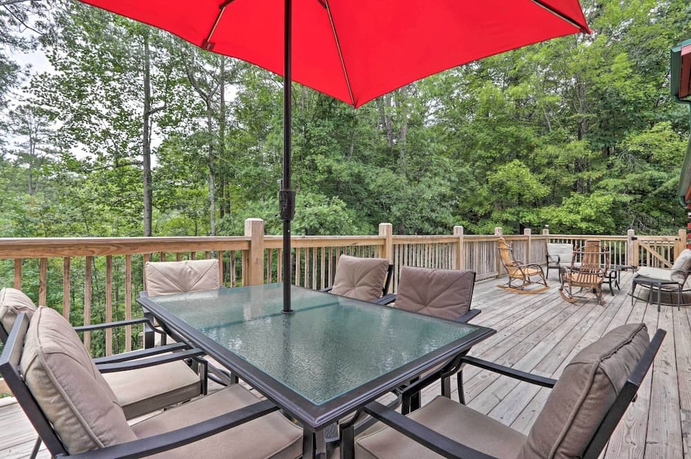 Blue Ridge Bungalow Cabin w/ Hot Tub & Deck