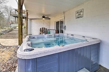 Beckley Studio w/ Hot Tub, 4 Mi to WVU Tech!