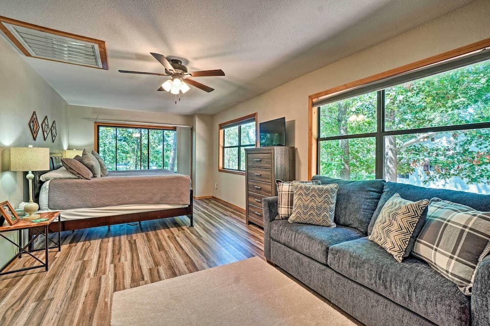 Home w/ Large Deck on Table Rock Lake!