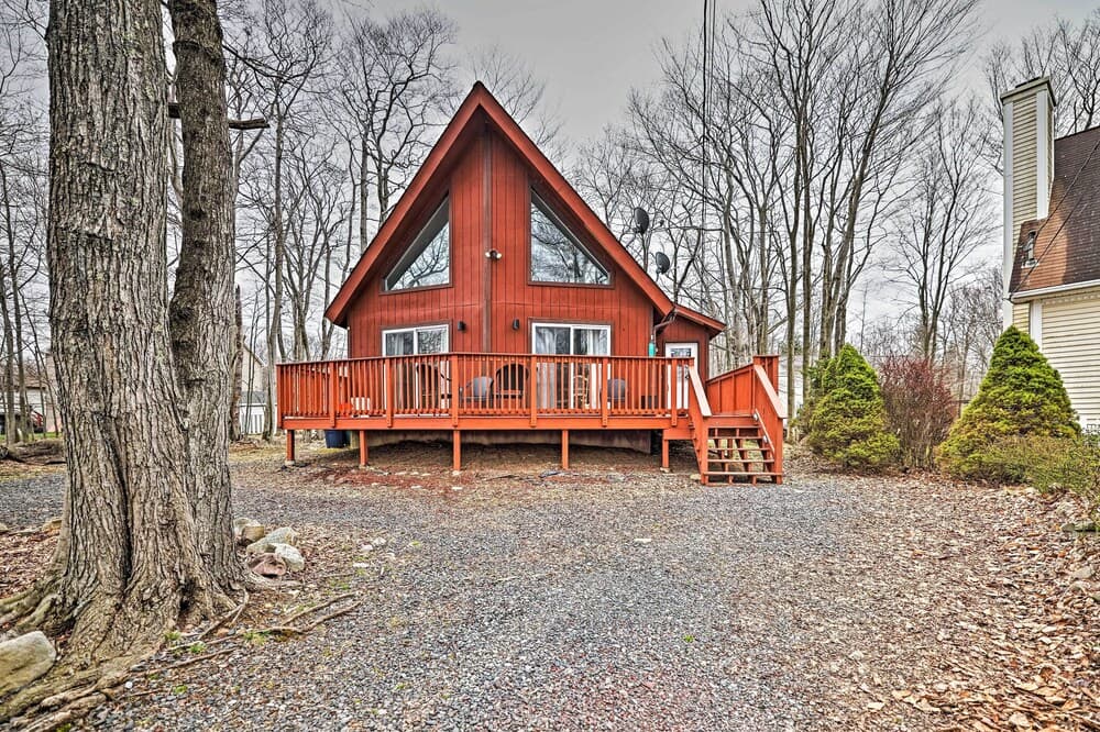 Golf, Ski + Fish: Cabin w/ Deck in Tobyhanna!