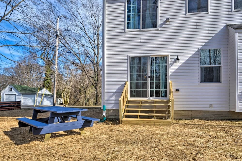 Riverside House w/ Kayaks, Piano & Fireplace