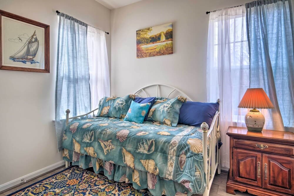 Riverside House w/ Kayaks, Piano & Fireplace