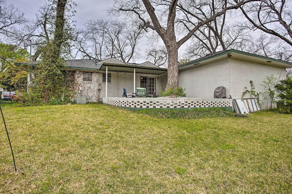 8 Mi to Lake Ray Hubbard: Creekside Garland Home
