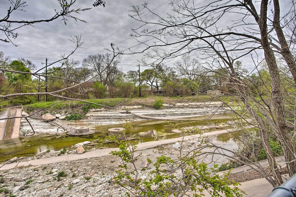 8 Mi to Lake Ray Hubbard: Creekside Garland Home