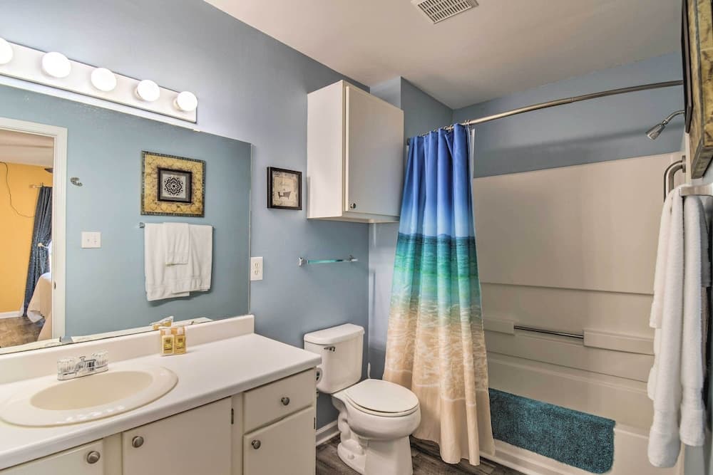 5 Mi to Beach: Gulf Shores Condo w/ Perks!